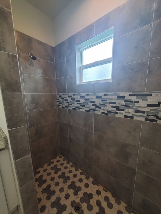 Building Photo - Large 4 Bed 3 Bath with 2 Car Garage-LEHIG...