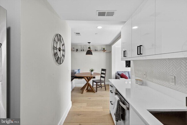 Building Photo - 919 12th St NE