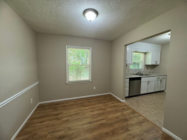 Building Photo - Charming 3 BR 1.5BA Brick & Vinyl Ranch