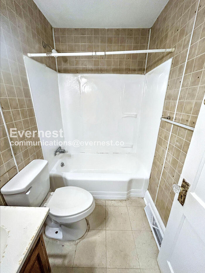 Building Photo - 1715 Longview Dr