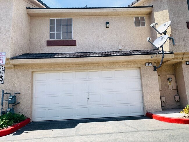 Building Photo - Charming 2 Bed/3Bath/2 Car Garage, Townhom...