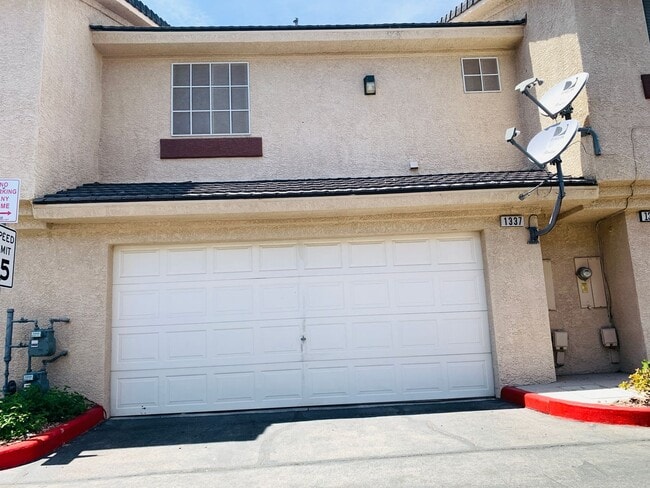 Building Photo - Charming 2Bed/3Bath/w/Garage, Home located in Summerlin
