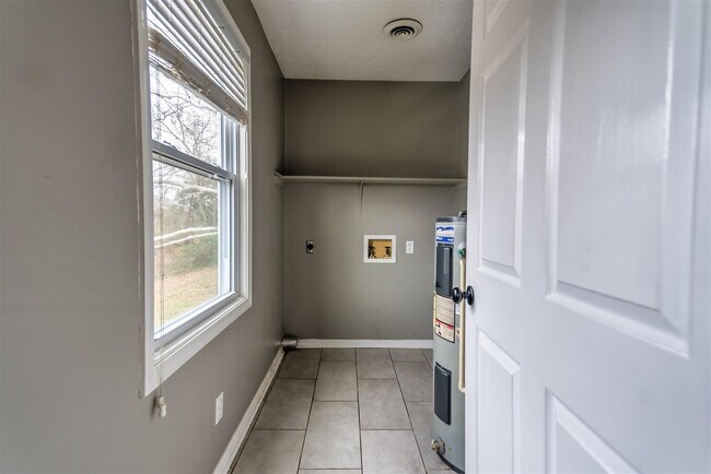 Building Photo - 2426 Lewisburg Rd