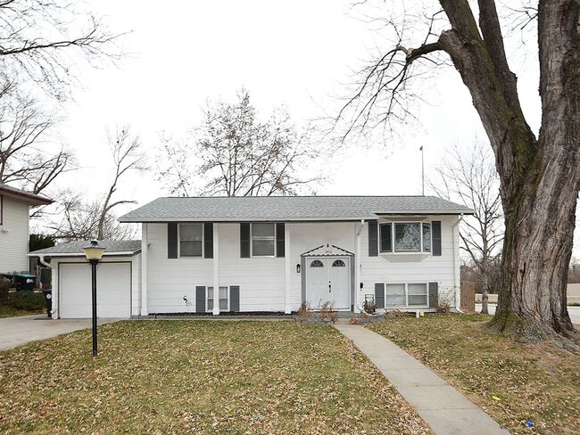 Building Photo - Spacious Living
