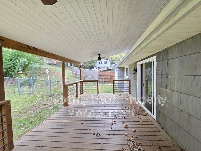 Building Photo - 3934 Kensington Dr