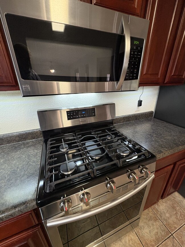 Building Photo - Convenient Location Three bedroom 2.5 baths 2 car garage