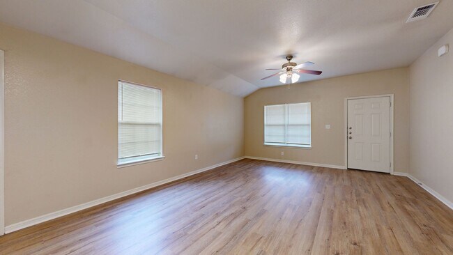 Building Photo - 902 Yi Dr