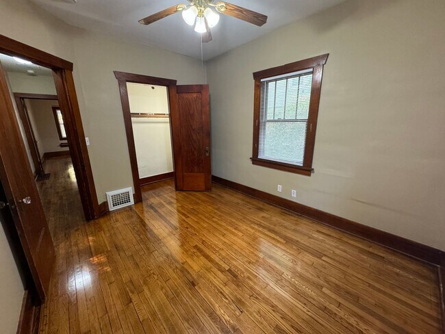 Building Photo - 5 Bedroom Rental in Moline