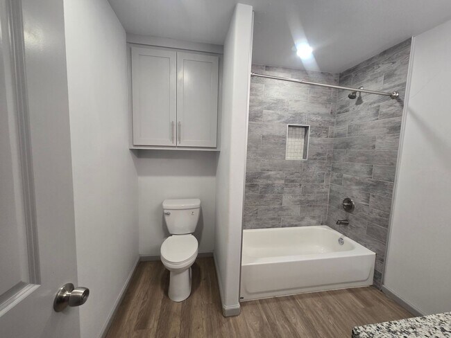 Building Photo - Spacious 4/3/2 Home with Modern Finishes and Great Location
