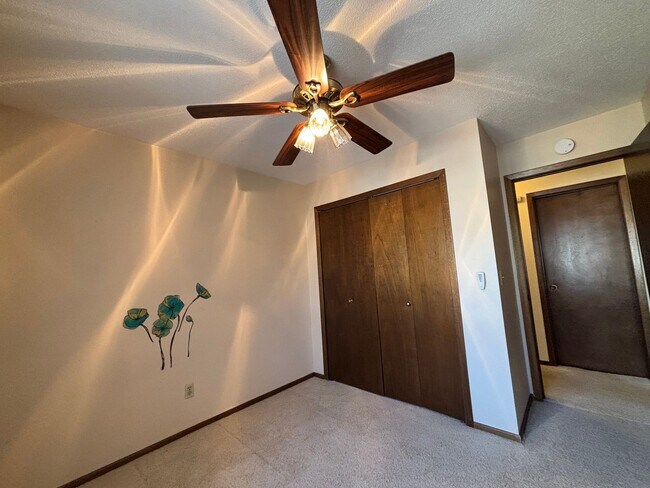 Building Photo - 4285 Evergreen Dr
