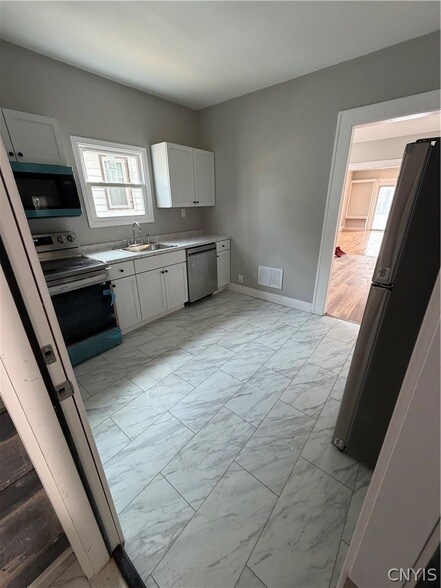 Building Photo - 501-501 Clarendon St