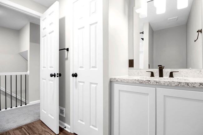 Building Photo - 1226 Woodbrook Cir W