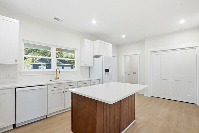 Building Photo - Spacious 3 Bedroom Home with Bonus Suite i...