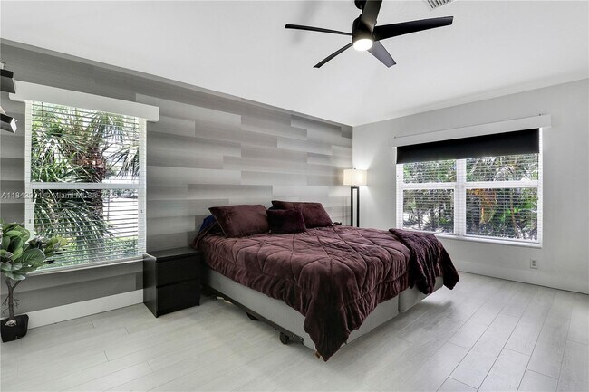Building Photo - 6047 Seminole Gardens Cir