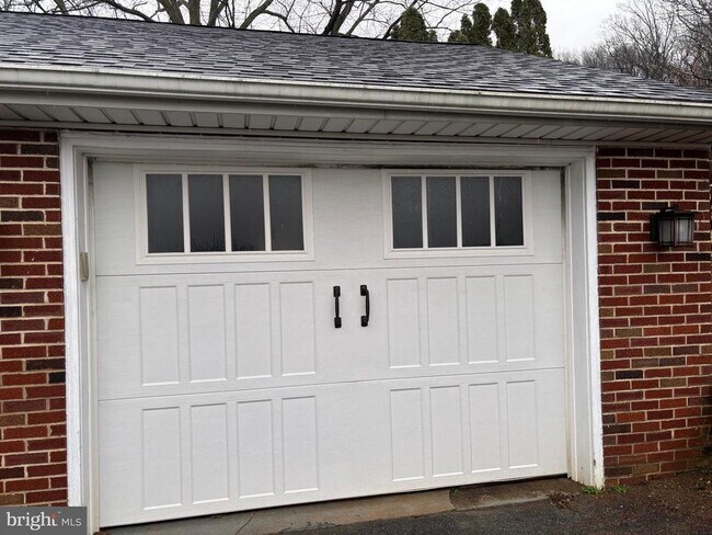 Building Photo - 5424 Valley View Dr