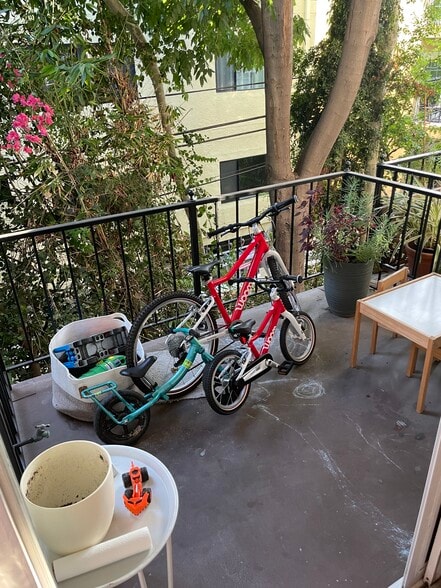 Patio - 1375 Kelton Ave