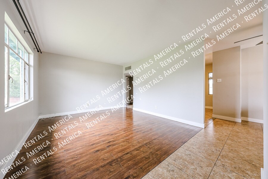 Building Photo - 1723 W Indianola Ave