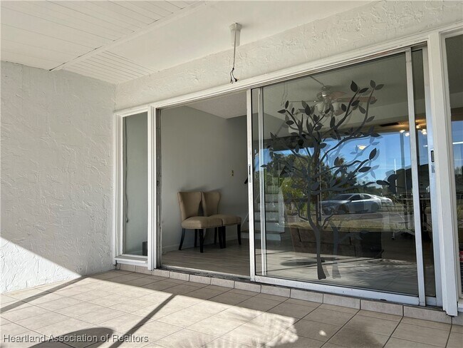 Building Photo - 2016 Lakeview Dr