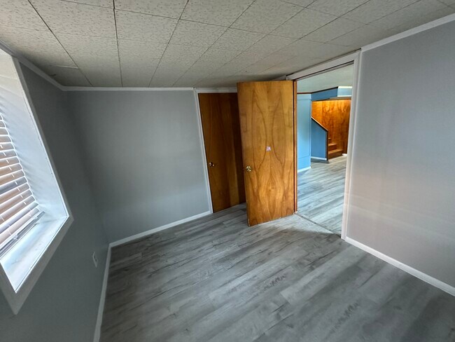 Building Photo - Broadview Dr / Room for Rent