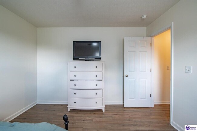 Building Photo - 114 Twin Lakes Dr