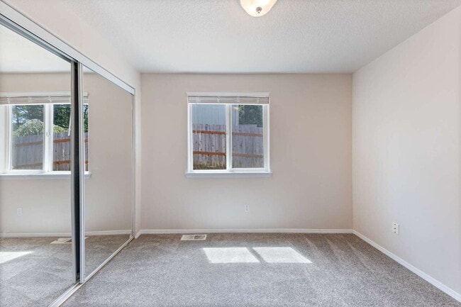Building Photo - Spacious 3 bedroom Duplex