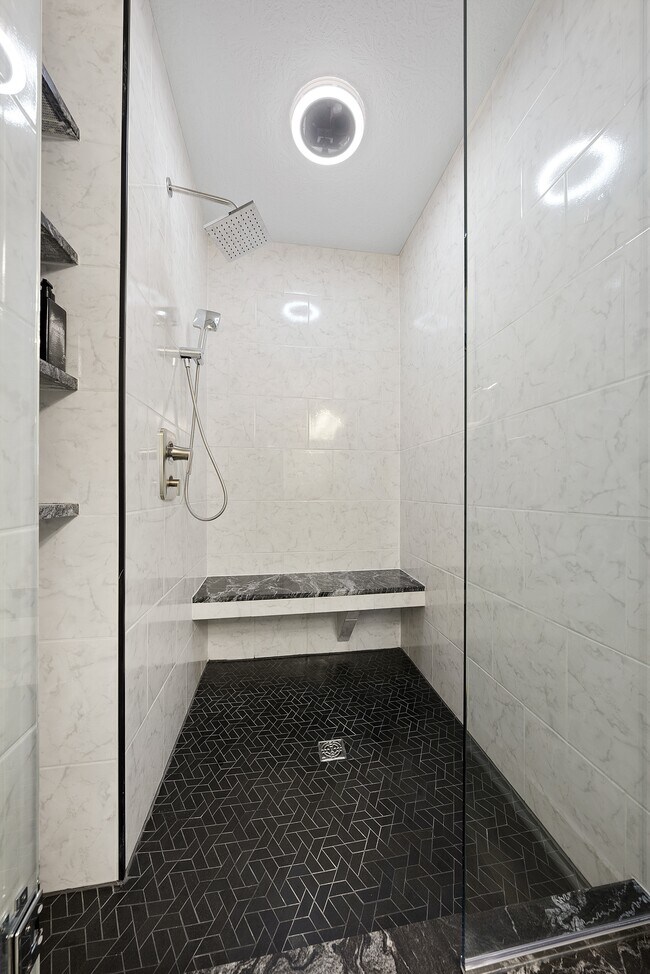 Building Photo - 127 E 8th Ave