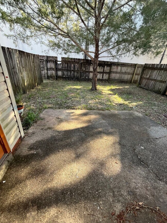 Building Photo - Classic Manor