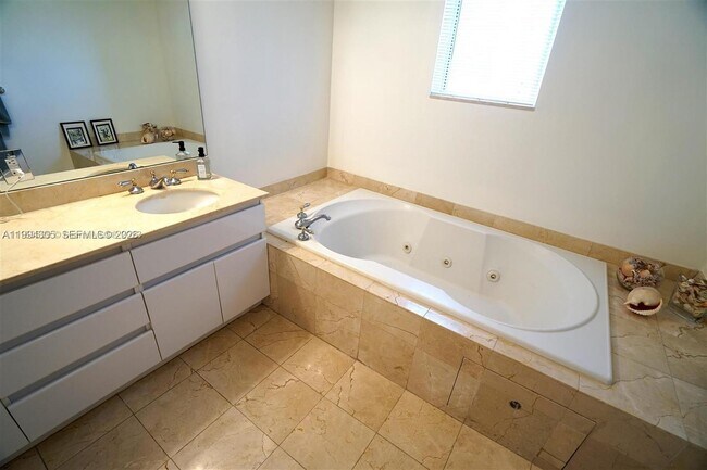 Building Photo - 16711 Collins Ave