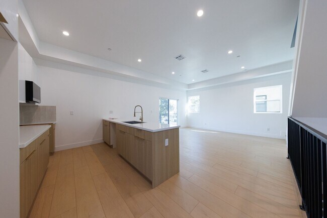 Building Photo - 5931 Woodman Ave