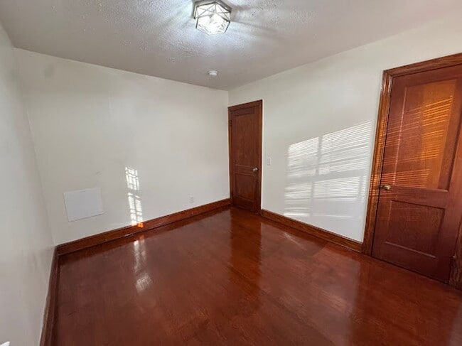 Building Photo - 3 Bedroom 2 Bathroom Home Located in Bluff City, TN