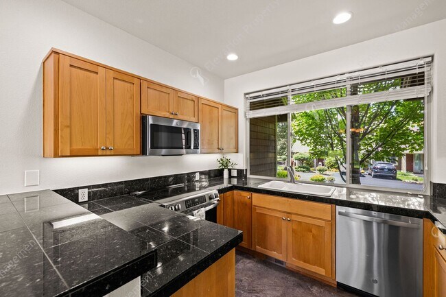 Building Photo - Eagle Crest Townhome Steps to Lakeside Cen...