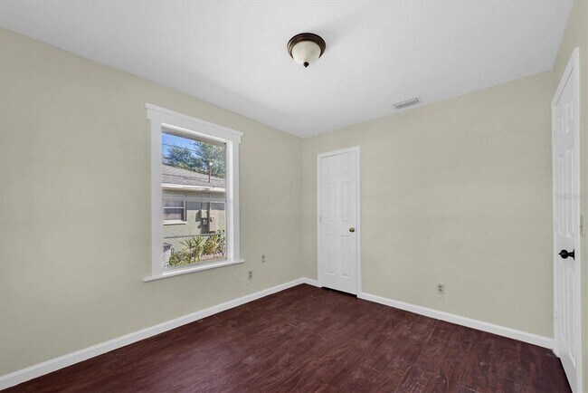 Building Photo - 1607 18th St E