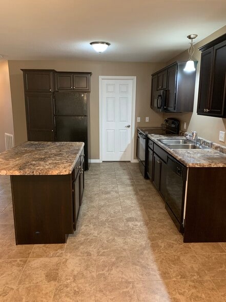 Open concept kitchen - 967 1st st se
