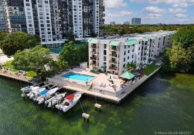 Building Photo - 2201 Brickell Ave