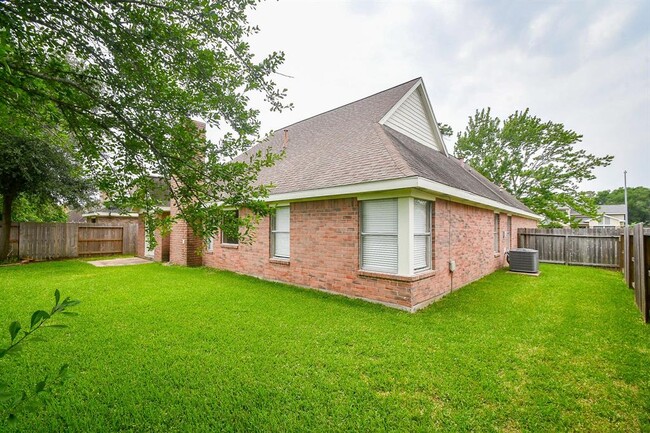 Building Photo - 2915 Pepperwood Dr