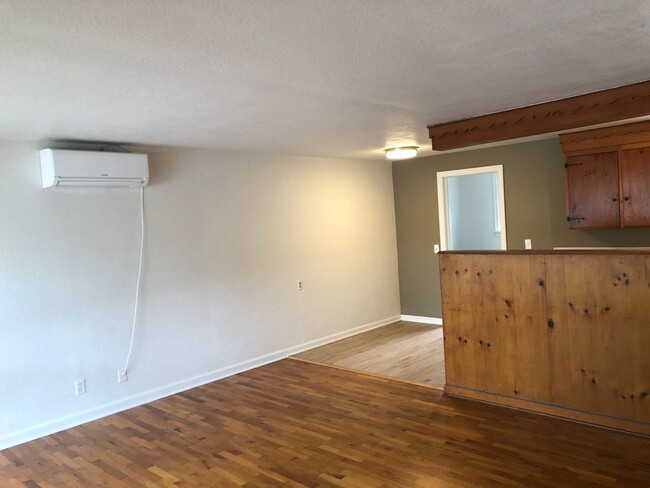 Building Photo - 2 bedroom 1 bathroom duplex in Eugene!