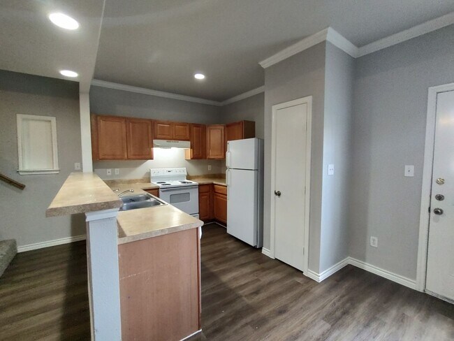 Building Photo - Townhouse with Attached Garage and Backyard