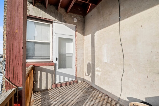 Building Photo - 3049 W Berteau Ave