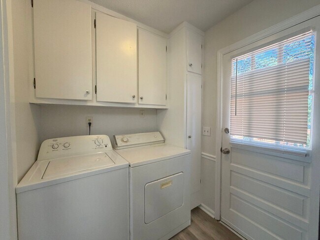Building Photo - 121 Westview Dr