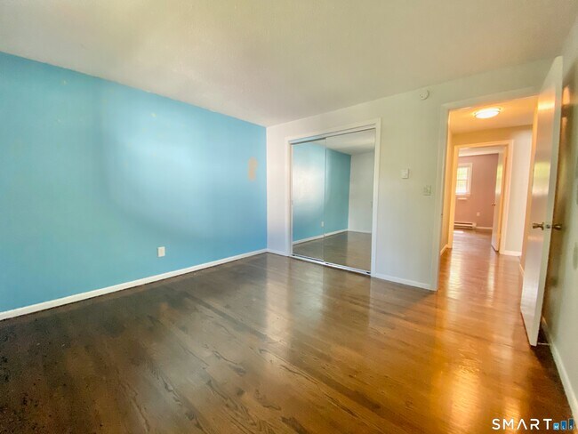 Building Photo - 24 College St