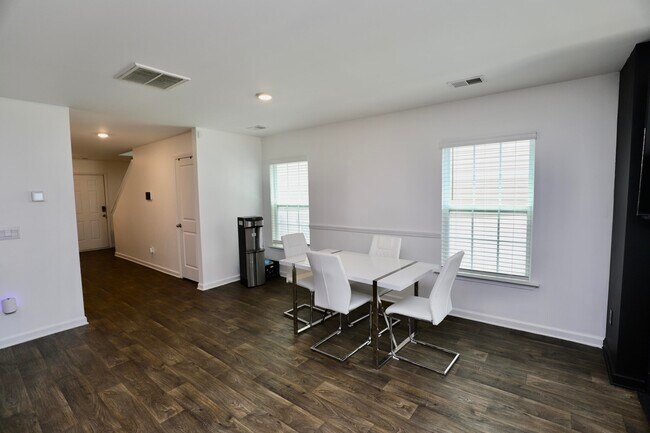 Building Photo - 2037 Elmridge Rd
