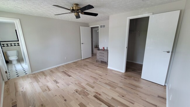 Building Photo - 6010 Almina Dr