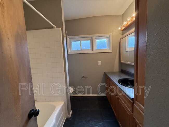 Building Photo - 4978 E 26th St