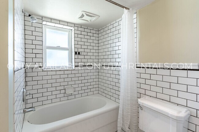 Building Photo - 10470 S Columbine Cir