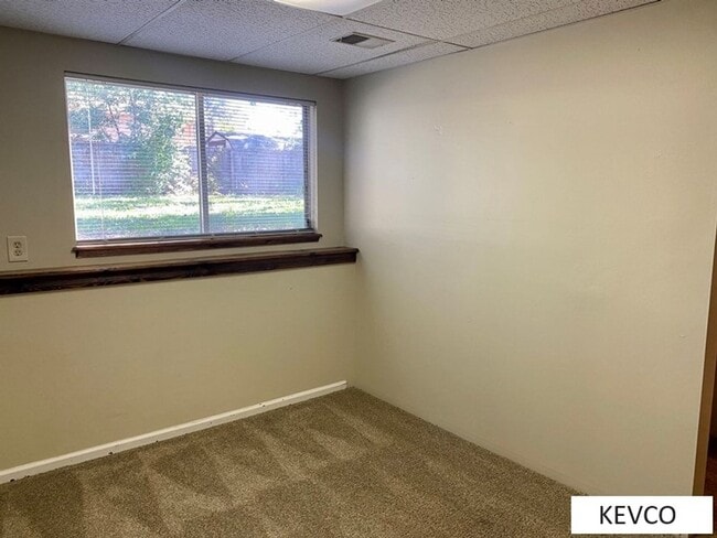 Building Photo - Incredible House and Yard!