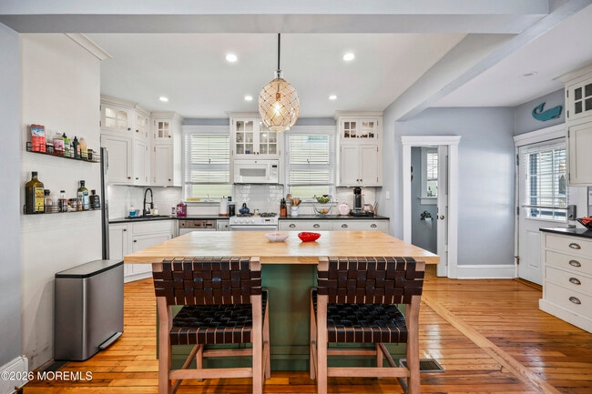 Building Photo - 214 Brinley Ave