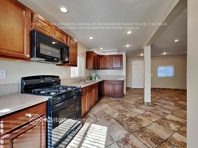 Building Photo - 1031 W 12th St