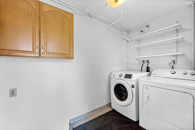 Building Photo - 2724 Treat St