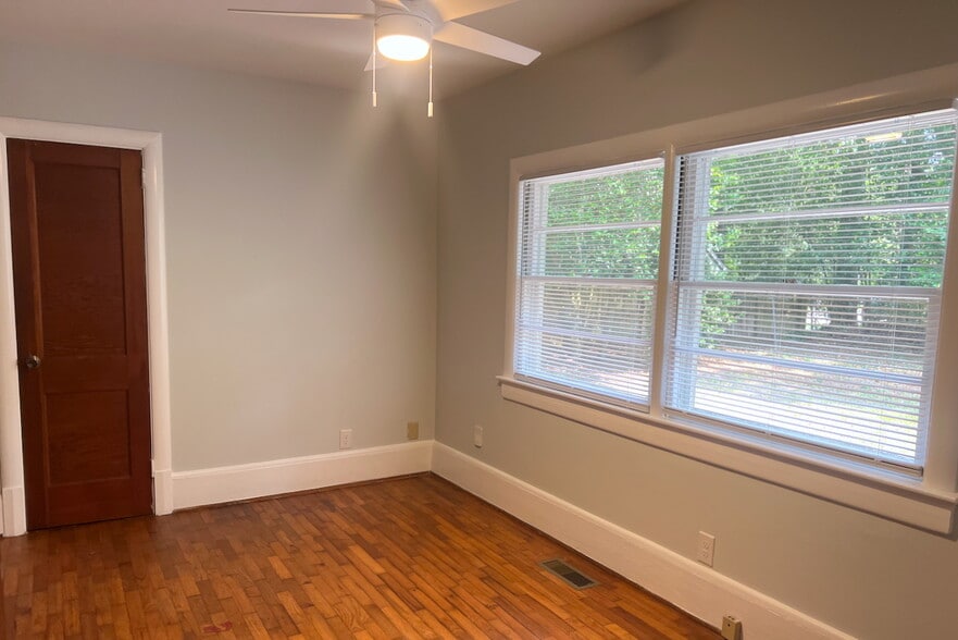 Building Photo - 2309 Camellia Dr
