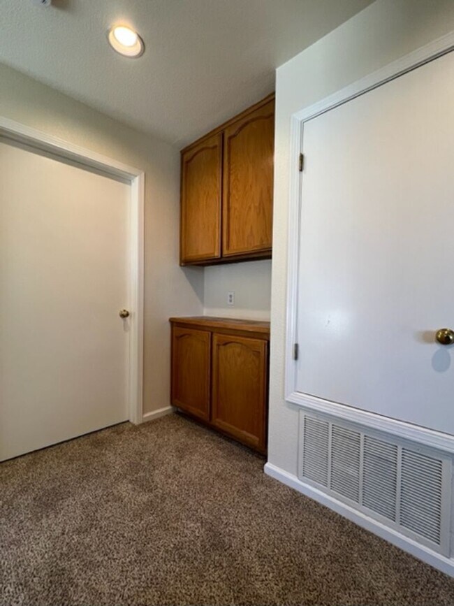 Building Photo - Beautiful 3 Bedroom 3 Bathroom on Large Corner Lot